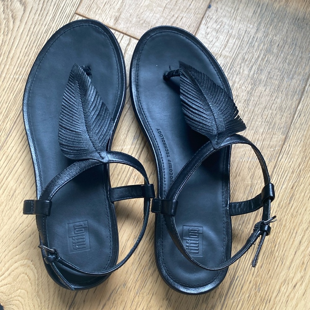 Super comfortable Fitflop black T-strap sandals with leaf detail